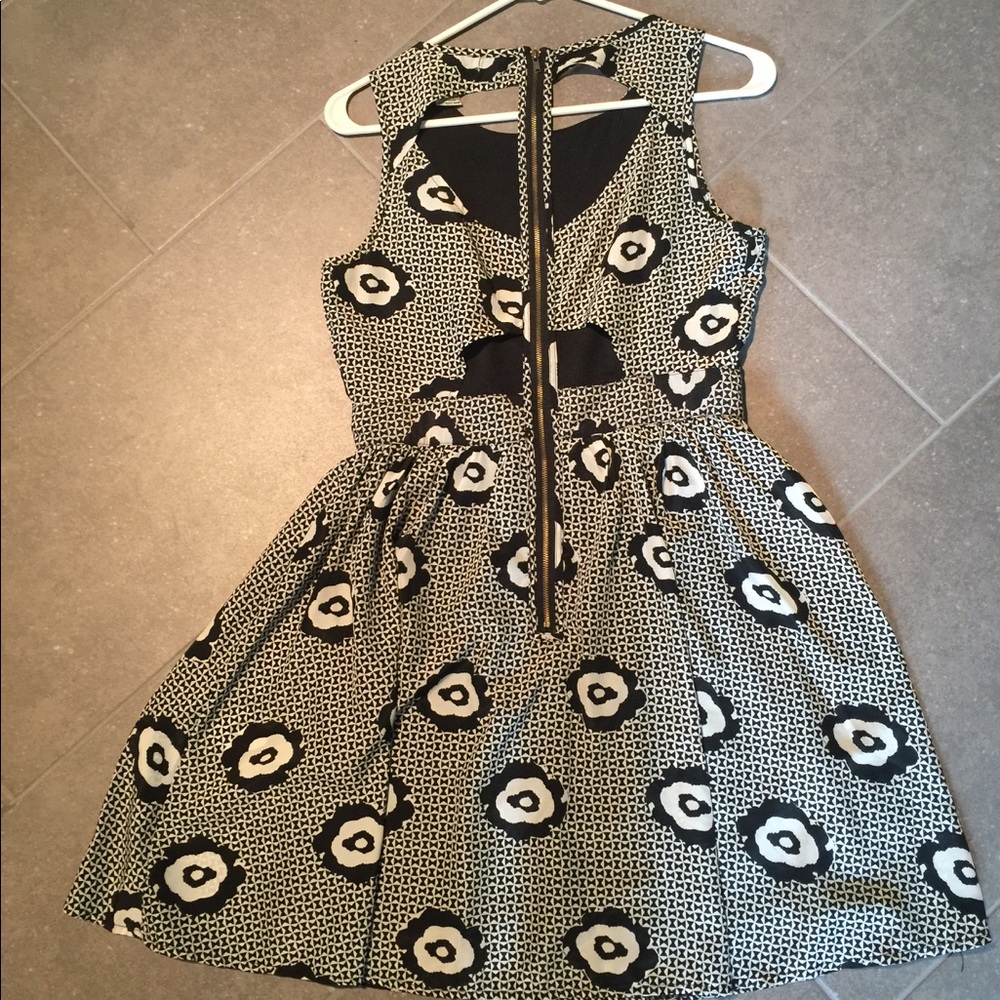 Black and white pattern dress! - Picture 2 of 3